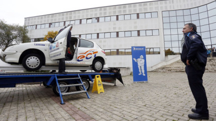 Simulador de coche envorcado no campus de Pontevedra