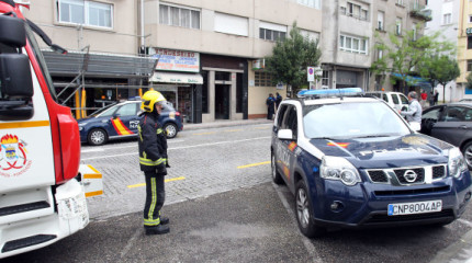 Incendio en una vivienda en Barcelos al quedar una colilla sobre una manta eléctrica