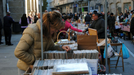 Primeiro día do mercado de antigüidades na rúa Serra
