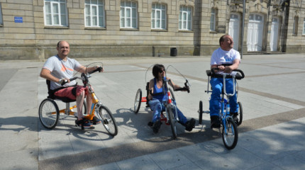 Amizade organiza unha xornada para probar as bicicletas adaptadas