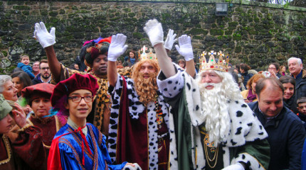 Los Reyes Magos reparten ilusión en Mugartegui
