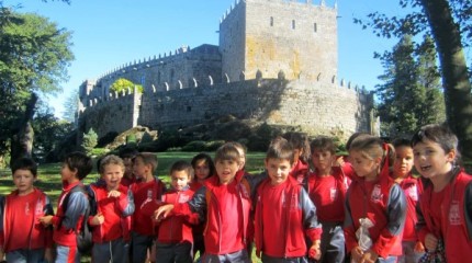 Niños del colegio San José visitan el castillo de Soutomaior