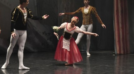 O Ballet de Moscova representa O lago dos cisnes