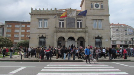 Concentración canina ante el concello de Marín