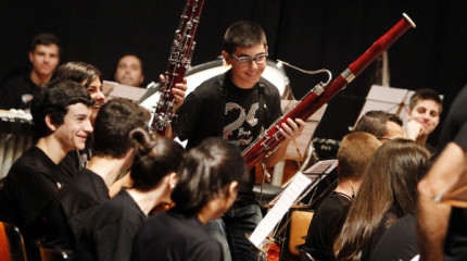 Concierto didáctico de la Banda de Música de Salcedo con escolares pontevedreses