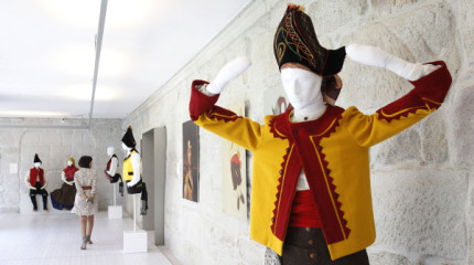 Exposición "Vestidos con pincel, cosidos con agulla. Traxes tradicionais galegos" no Edificio Sarmiento
