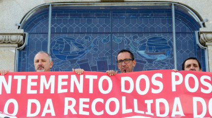 Concentración dos traballadores de Urbaser ante o Concello de Marín