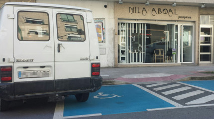 Vehículos mal aparcados en prazas para discapacitados e en pasos de peóns