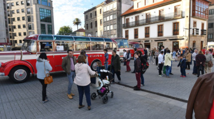 Exhibición de coches y autobuses antiguos en la Plaza de España