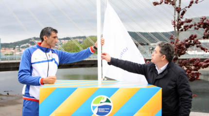 Izado de la bandera del Campeonato de Europa de Piragüismo Maratón
